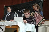 Zasedání Celostátního fóra České pirátské strany v Albrechticích v říjnu 2009. Zde byl Ivan Bartoš zvolen předsedou strany.